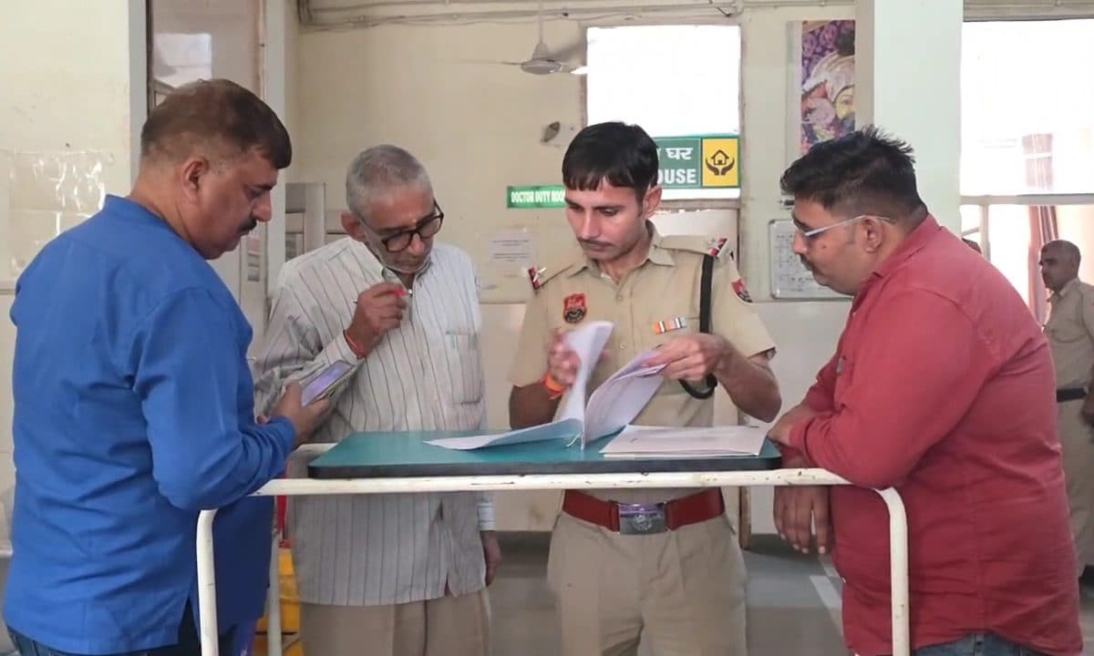 ऑटो चालक पति की पत्नी ने की हत्या फिर शव के पास बैठकर किया मैकअप