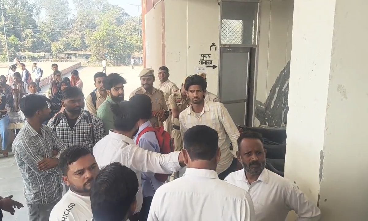 बस ने कई 6 छात्राओं को कुचला एक बेटी की मौत लोगों ने चालक की कर डाली धुनाई