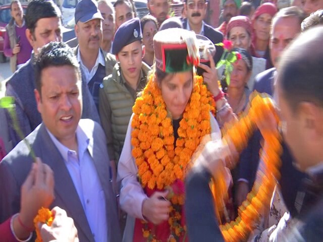 विश्व कप जीतकर अपने गांव रोहड़ू पहुंची क्रिकेटर रेणुका, चांदी का मुकुट पहनाया