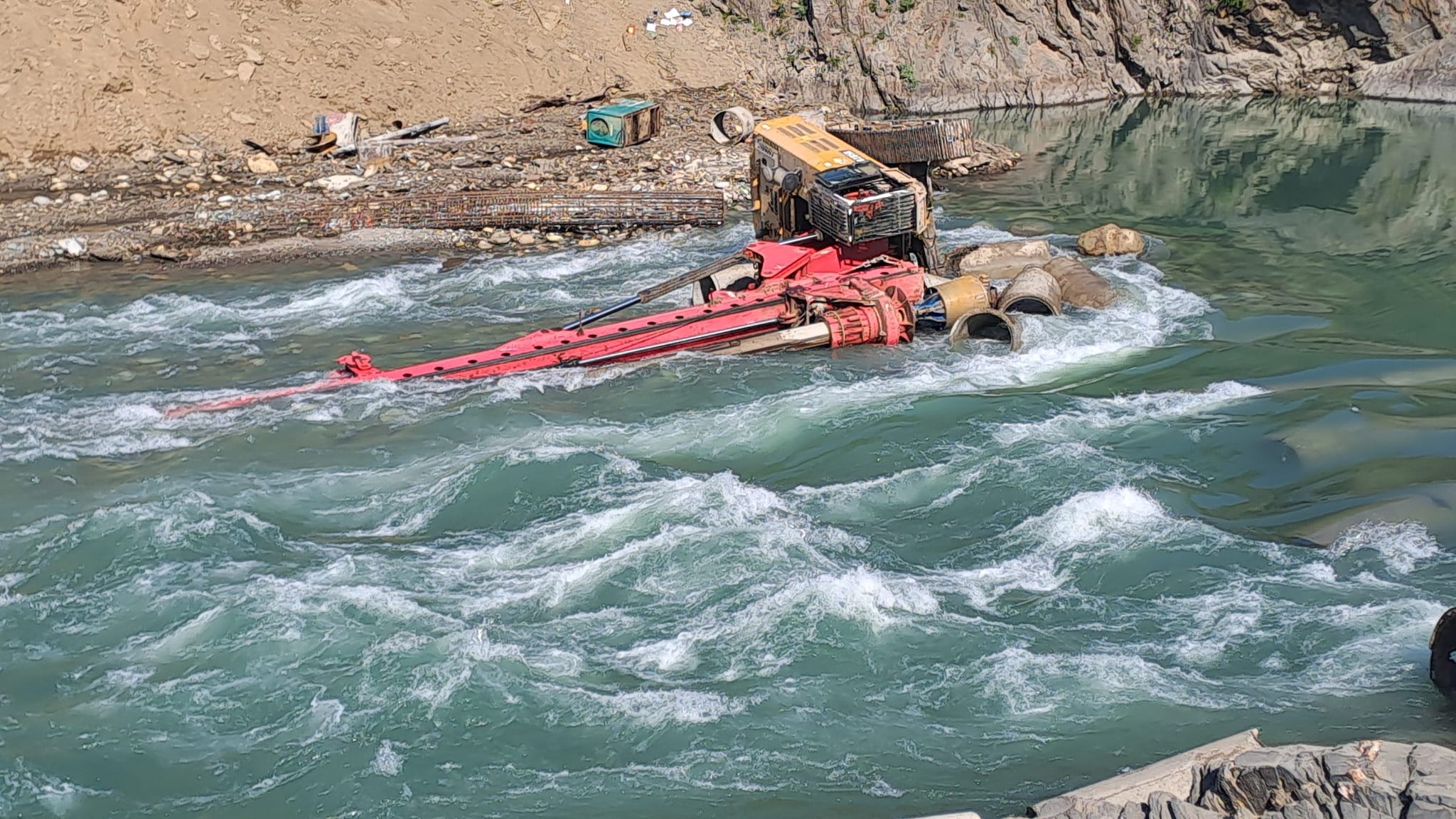 पंडोह डैम से ब्यास नदी छोड़ा पानी तो मशीन पलटी तेज बहाव में बहा ऑपरेटर