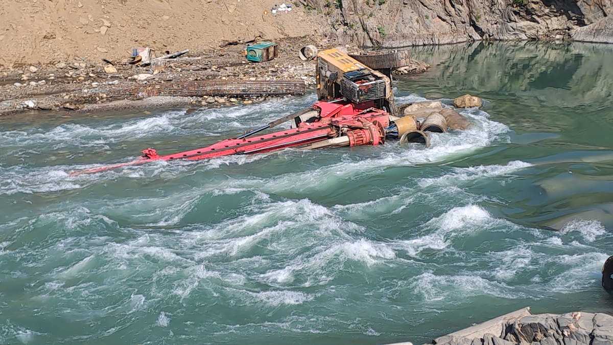 पंडोह डैम से ब्यास नदी छोड़ा पानी तो मशीन पलटी, तेज बहाव में बहा ऑपरेटर