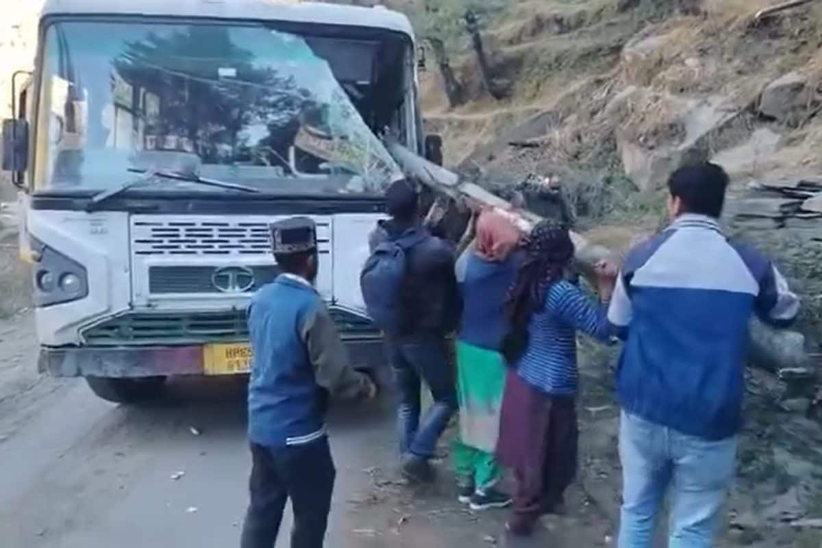 चलती HRTC बस के साथ हॉलीवुड मूवी की तरह हादसा 40 सवारों में मच गई चीख-पुकार