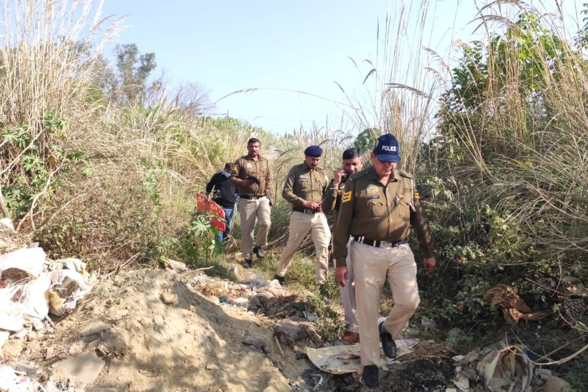 झाड़ियों में मिला नवजात बच्चे का शव शौच करने गए शख्स ने देखा तो मचाया शोर