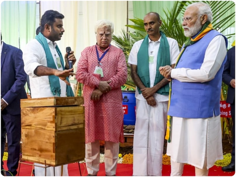 PM Modi Farmers, PM Modi farmers selfies, PM Modi Selfie farmers, South India Natural Farming Summit-2025, PM Modi Tamil Nadu Farmers, PM Modi Coimbatore News, पीएम मोदी किसान, पीएम मोदी किसान सेल्फी, पीएम मोदी सेल्फी किसान, दक्षिण भारत प्राकृतिक कृषि शिखर सम्मेलन-2025, पीएम मोदी तमिलनाडु किसान, पीएम मोदी कोयंबटूर समाचार