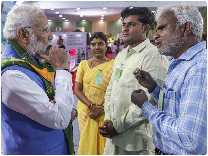 PM Modi Farmers, PM Modi farmers selfies, PM Modi Selfie farmers, South India Natural Farming Summit-2025, PM Modi Tamil Nadu Farmers, PM Modi Coimbatore News, पीएम मोदी किसान, पीएम मोदी किसान सेल्फी, पीएम मोदी सेल्फी किसान, दक्षिण भारत प्राकृतिक कृषि शिखर सम्मेलन-2025, पीएम मोदी तमिलनाडु किसान, पीएम मोदी कोयंबटूर समाचार