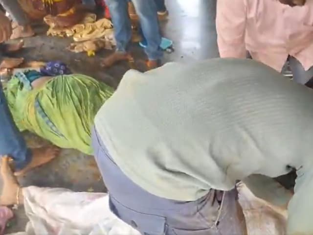 आंध्र के वेंकटेश्वर मंदिर में कैसे मची भगदड़, जिसने ले ली 9 लोगों की जान आंध्र के वेंकटेश्वर मंदिर में कैसे मची भगदड़, जिसने ले ली 9 लोगों की जान