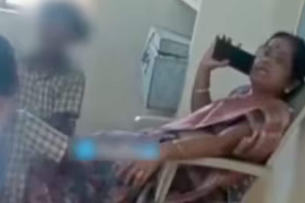 पढ़ाने नहीं पैर दबवाने आईं मैडम जी वीडियो हुआ वायरलसरकार ने लगाई क्लास