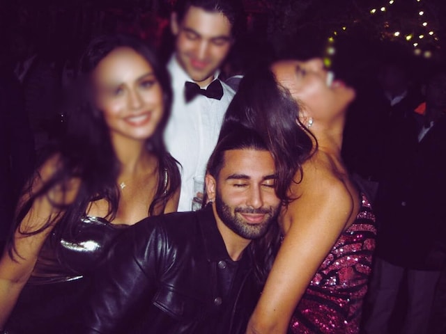 While keeping his hand on the shoulders of heroines, Auri got trapped in drugs case worth Rs 252 crore? While keeping his hand on the shoulders of heroines, Auri got trapped in drugs case worth Rs 252 crore?