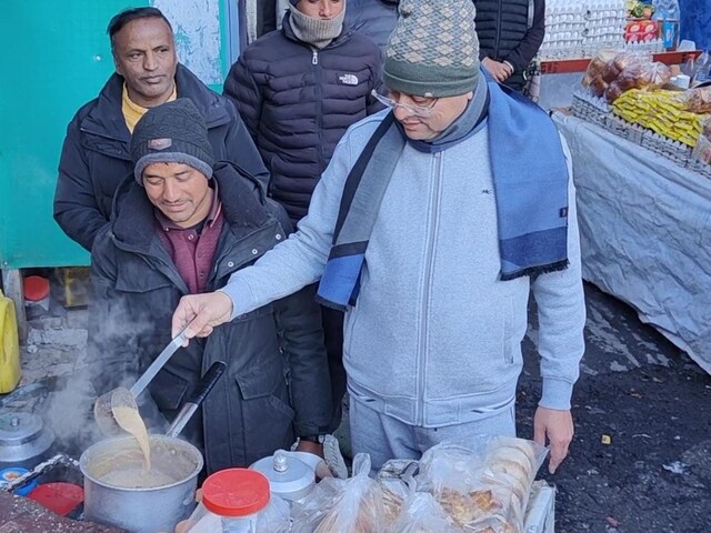 नैनीताल में क्यों चायवाला बन गए उत्तराखंड के सीएम धामी? सड़क पर वॉक करने लगे