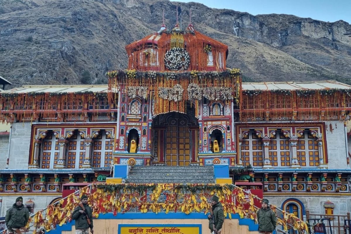 बद्रीनाथ धाम के बंद हुए कपाट अंतिम पूजा के उमड़ी भीड़ ITBP ने संभाली सुरक्षा