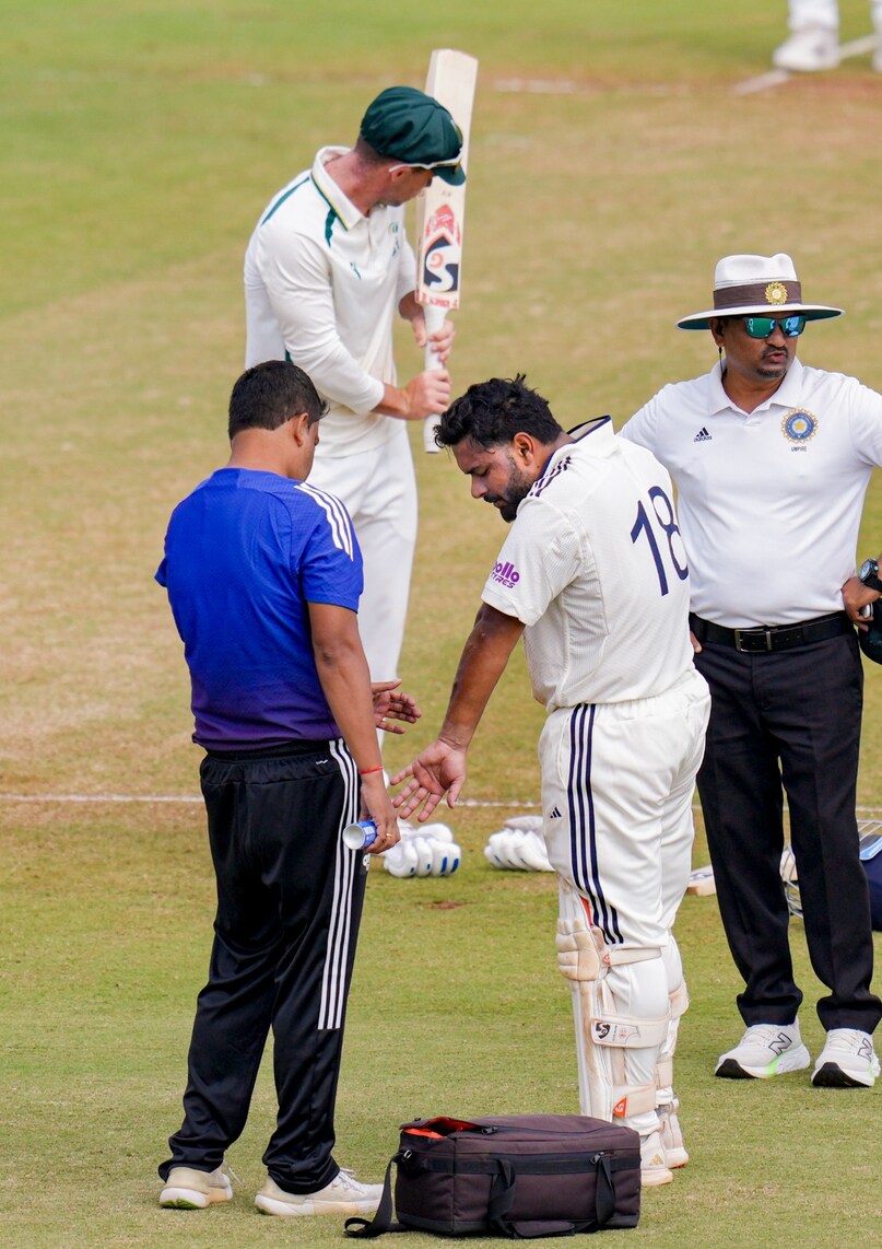 Rishabh Pant, Rishabh Pant fifty, Rishabh Pant injury, Rishabh Pant injury south Africa a, Rishabh Pant completes fifty, Rishabh Pant fifty despites injury, India A vs South Africa A, IND A vs SA A,  ऋषभ पंत, ऋषभ पंत चोट, ऋषभ पंत फिफ्टी, ऋषभ पंत चोटिल, इंडिया ए बनाम साउथ अफ्रीका ए 