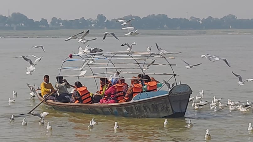 Siberian birds , साइबेरियन पक्षी , up tourism , triveni sangham , migratory birds , bird watching , Siberian birds in mahakumbha, mahakumbha, mahakumbha news, मौनी अमावस्या, kashi, Varanasi news, when Siberian birds reach india, how long Siberian birds stay in india, interesting facts about Siberian birds, types of Siberian birds, when Siberian birds leave nests, Siberian birds qualities, Siberian birds picture, साइबेरियाई पक्षी कैसे दिखते हैं Siberian birds , साइबेरियन पक्षी , up tourism , triveni sangham , migratory birds , bird watching , Siberian birds in mahakumbha, mahakumbha, mahakumbha news, मौनी अमावस्या, kashi, Varanasi news, when Siberian birds reach india, how long Siberian birds stay in india, interesting facts about Siberian birds, types of Siberian birds, when Siberian birds leave nests, Siberian birds qualities, Siberian birds picture, साइबेरियाई पक्षी कैसे दिखते हैं