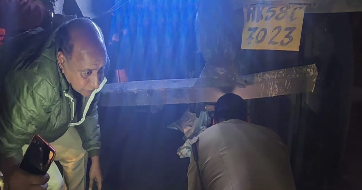 देखने वालों की आंखों में आ गए आंसू, युवक की सांसें छिनने वाला फरार