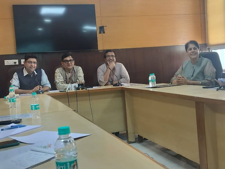 एम्स आरपी सेंटर सर्वे की जानकारी देते डॉ. प्रवीण वशिष्ठ, डॉ. रोहित सक्सेना, डॉ विवेक गुप्ता और डॉ. रीमा दादा एम्स आरपी सेंटर सर्वे की जानकारी देते डॉ. प्रवीण वशिष्ठ, डॉ. रोहित सक्सेना, डॉ विवेक गुप्ता और डॉ. रीमा दादा