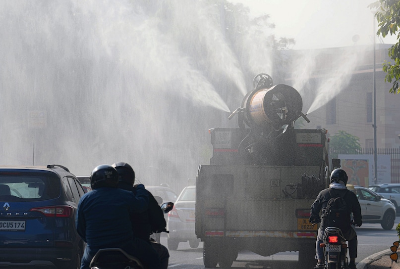 एयर प्यूरिफायर को लेकर डॉ. मोहन ने कहा कि घर के एक कमरे में एयर प्यूरिफायर लगाना उन लोगों के लिए फायदेमंद है जैसे कोई बीमार व्यक्ति है और वह दिन रात उसी कमरे में आराम कर रहा है, तो उसके लिए यह फायदा दे सकते हैं, लेकिन जिन लोगों को बाहर निकलना है, वे कुछ घंटे इसमें रहकर कितना फायदा ले सकते हैं? पानी का छिड़काव भी कुछ देर के लिए ठीक है लेकिन यह स्थाई समाधान नहीं है.