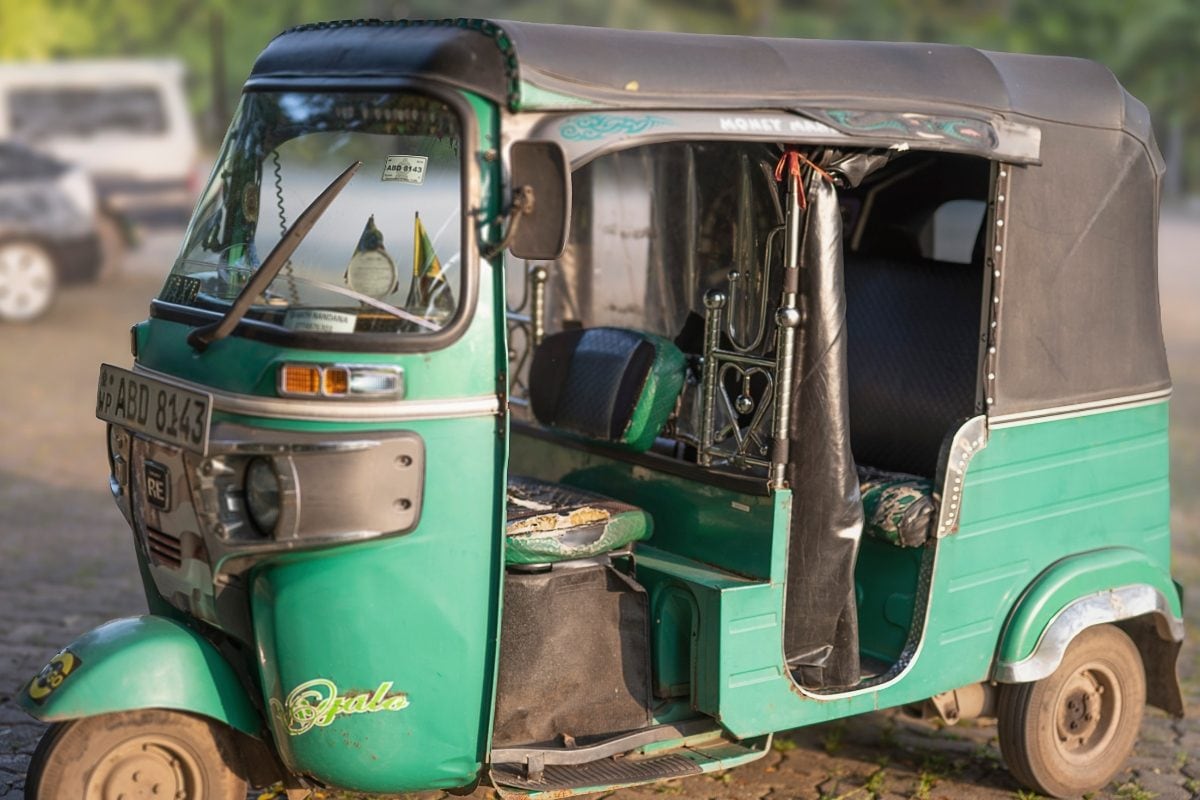 शराब पीकर ऑटो चला रहा था शख्स गाड़ी जब्त हुई तो ड्राइवर ने खुद को आग लगा ली