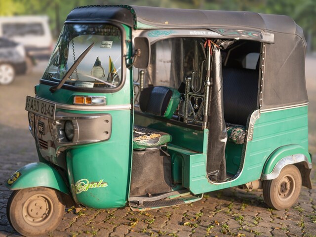 शराब पीकर ऑटो चला रहा था शख्स, गाड़ी जब्त हुई तो ड्राइवर ने खुद को आग लगा ली