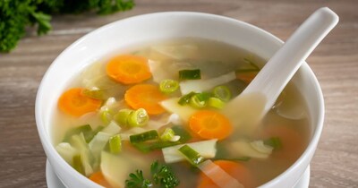 अगर सूप को थोड़ा गाढ़ा बनाना हो, तो एक चम्मच कॉर्न फ्लोर को दो चम्मच पानी में घोलकर सूप में मिलाया जा सकता है. इससे सूप की टेक्सचर स्मूद हो जाती है. अंत में काली मिर्च डालकर स्वाद बढ़ाया जाता है. कुछ लोग इसमें नींबू का रस भी मिलाते हैं, जिससे इसका स्वाद और पौष्टिकता दोनों बढ़ जाती हैं.