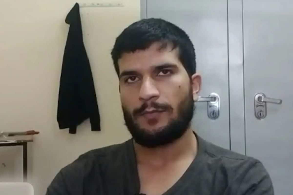 बंद कमरा पीछे टंगी काली कमीज अटैक को इस्लाम में कैसे जायज ठहरा रहा आतंकी उमर