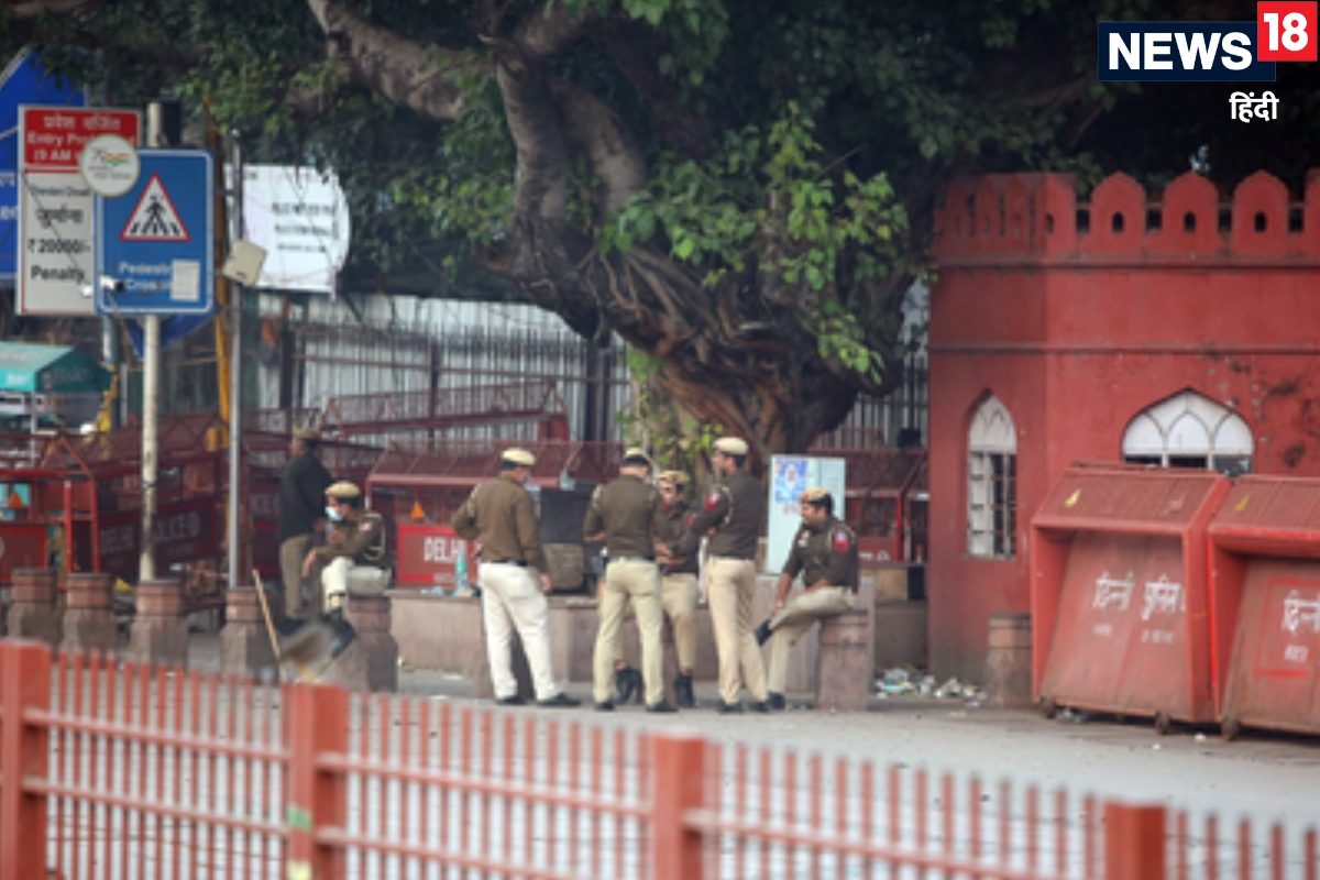 लाल किला मेट्रो स्‍टेशन के सभी गेट ओपन घमाका स्‍थल पर मिले 3 कारतूस