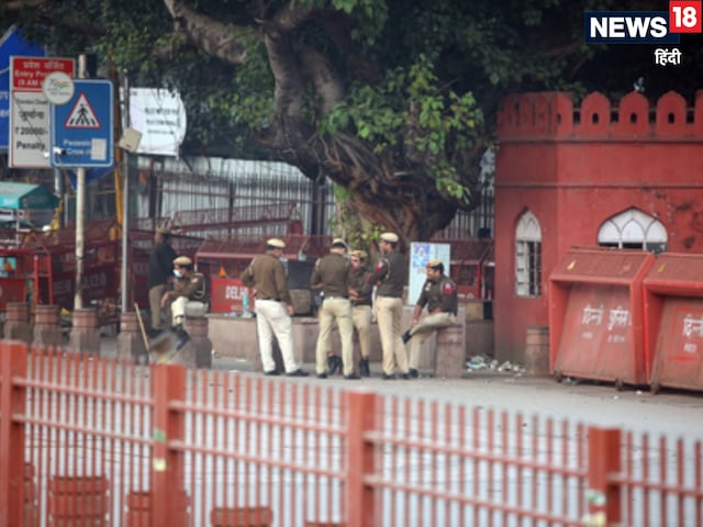 लाल किला मेट्रो स्टेशन के सभी गेट ओपन, घमाका स्थल पर मिले 3 कारतूस लाल किला मेट्रो स्टेशन के सभी गेट ओपन, घमाका स्थल पर मिले 3 कारतूस