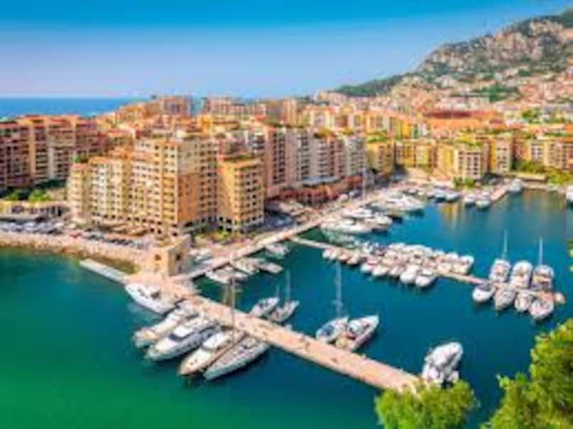 मोनाको: यह दुनिया के उन गिने-चुने आकर्षक देशों में से है जहां कोई हवाई अड्डा नहीं है. यह इसकी भौगोलिक स्थिति और विलासितापूर्ण जीवनशैली के कारण है. यहां के निवासी और पर्यटक नौकाओं, हेलीकॉप्टरों या लक्जरी कारों से आसानी से आवागमन करते हैं. मोनाको तक पहुंचने का सबसे सुविधाजनक तरीका यह है कि यात्री पास के फ्रांसीसी शहर नीस (Nice) में स्थित नीस कोट डी'अज़ूर अंतरराष्ट्रीय हवाई अड्डे पर उड़ान भरें. वहां से वे एक छोटी मनोरम कार यात्रा या हेलीकॉप्टर की उड़ान का आनंद लेते हुए मोनाको पहुंच सकते हैं. अपनी अपार दौलत, विश्व-प्रसिद्ध कैसीनो और फॉर्मूला 1 मोंटे कार्लो ग्रैंड प्रिक्स के लिए प्रसिद्ध मोनाको, वेटिकन सिटी के बाद दुनिया का दूसरा सबसे छोटा स्वतंत्र देश है. मोनाको: यह दुनिया के उन गिने-चुने आकर्षक देशों में से है जहां कोई हवाई अड्डा नहीं है. यह इसकी भौगोलिक स्थिति और विलासितापूर्ण जीवनशैली के कारण है. यहां के निवासी और पर्यटक नौकाओं, हेलीकॉप्टरों या लक्जरी कारों से आसानी से आवागमन करते हैं. मोनाको तक पहुंचने का सबसे सुविधाजनक तरीका यह है कि यात्री पास के फ्रांसीसी शहर नीस (Nice) में स्थित नीस कोट डी'अज़ूर अंतरराष्ट्रीय हवाई अड्डे पर उड़ान भरें. वहां से वे एक छोटी मनोरम कार यात्रा या हेलीकॉप्टर की उड़ान का आनंद लेते हुए मोनाको पहुंच सकते हैं. अपनी अपार दौलत, विश्व-प्रसिद्ध कैसीनो और फॉर्मूला 1 मोंटे कार्लो ग्रैंड प्रिक्स के लिए प्रसिद्ध मोनाको, वेटिकन सिटी के बाद दुनिया का दूसरा सबसे छोटा स्वतंत्र देश है.