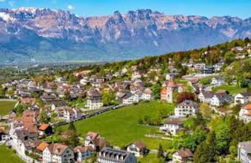 लिकटेंस्टीन: यह खूबसूरत देश स्विट्जरलैंड और ऑस्ट्रिया के बीच बसा हुआ है और इसे अपने हवाई अड्डे की बिल्कुल जरूरत नहीं है. लिकटेंस्टीन तक पहुंचने के लिए यात्री अक्सर स्विट्जरलैंड के ज़्यूरिख अंतरराष्ट्रीय हवाई अड्डे पर उड़ान भरते हैं. ज़्यूरिख से यात्री सुंदर, घुमावदार पहाड़ी रास्तों से होते हुए इस छोटी सी रियासत की यात्रा करते हैं. यह सड़क यात्रा बेहद मनोरम होती है और यहां के मनमोहक दृश्य हवाई जहाज पर न होने की कमी को महसूस नहीं होने देते. लिकटेंस्टीन दुनिया के उन दो देशों में से एक है जो डबल लैंडलॉक्ड हैं. यानी, यह केवल उन देशों से घिरा है जो स्वयं लैंडलॉक्ड हैं. यह एक समृद्ध देश है जो अपनी स्थिरता और सुंदर अल्पाइन परिदृश्यों के लिए जाना जाता है. लिकटेंस्टीन: यह खूबसूरत देश स्विट्जरलैंड और ऑस्ट्रिया के बीच बसा हुआ है और इसे अपने हवाई अड्डे की बिल्कुल जरूरत नहीं है. लिकटेंस्टीन तक पहुंचने के लिए यात्री अक्सर स्विट्जरलैंड के ज़्यूरिख अंतरराष्ट्रीय हवाई अड्डे पर उड़ान भरते हैं. ज़्यूरिख से यात्री सुंदर, घुमावदार पहाड़ी रास्तों से होते हुए इस छोटी सी रियासत की यात्रा करते हैं. यह सड़क यात्रा बेहद मनोरम होती है और यहां के मनमोहक दृश्य हवाई जहाज पर न होने की कमी को महसूस नहीं होने देते. लिकटेंस्टीन दुनिया के उन दो देशों में से एक है जो डबल लैंडलॉक्ड हैं. यानी, यह केवल उन देशों से घिरा है जो स्वयं लैंडलॉक्ड हैं. यह एक समृद्ध देश है जो अपनी स्थिरता और सुंदर अल्पाइन परिदृश्यों के लिए जाना जाता है.