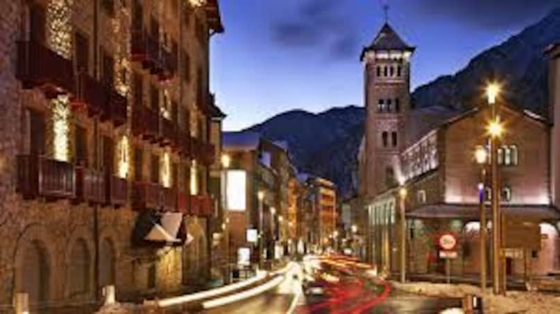 एंडोरा: फ्रांस और स्पेन के बीच ऊंचे पिरेनीज पहाड़ों में स्थित एंडोरा भी उन लैंडलॉक्ड देशों में शामिल है जहां कोई हवाई अड्डा नहीं है. हवाई अड्डे का न होना इसके मनमोहक अल्पाइन आकर्षण को और बढ़ा देता है. यहां पहुंचने के लिए यात्री स्पेन के बार्सिलोना या फ्रांस के टूलूज़ (Toulouse) जैसे शहरों में अपनी उड़ान से उतरते हैं. इन स्थानों से एक सुखद सड़क यात्रा के माध्यम से एंडोरा पहुंचा जा सकता है. पहाड़ी रास्तों से गुजरते हुए आप शीघ्र ही एंडोरा की शानदार स्की ढलानों और ड्यूटी फ्री खरीदारी क्षेत्रों की ओर बढ़ रहे होंगे. एंडोरा यूरोपीय संघ (EU) का सदस्य नहीं है, जिससे यह अपने सस्ते उत्पादों और शानदार प्राकृतिक सुंदरता के लिए एक लोकप्रिय गंतव्य बन जाता है. एंडोरा: फ्रांस और स्पेन के बीच ऊंचे पिरेनीज पहाड़ों में स्थित एंडोरा भी उन लैंडलॉक्ड देशों में शामिल है जहां कोई हवाई अड्डा नहीं है. हवाई अड्डे का न होना इसके मनमोहक अल्पाइन आकर्षण को और बढ़ा देता है. यहां पहुंचने के लिए यात्री स्पेन के बार्सिलोना या फ्रांस के टूलूज़ (Toulouse) जैसे शहरों में अपनी उड़ान से उतरते हैं. इन स्थानों से एक सुखद सड़क यात्रा के माध्यम से एंडोरा पहुंचा जा सकता है. पहाड़ी रास्तों से गुजरते हुए आप शीघ्र ही एंडोरा की शानदार स्की ढलानों और ड्यूटी फ्री खरीदारी क्षेत्रों की ओर बढ़ रहे होंगे. एंडोरा यूरोपीय संघ (EU) का सदस्य नहीं है, जिससे यह अपने सस्ते उत्पादों और शानदार प्राकृतिक सुंदरता के लिए एक लोकप्रिय गंतव्य बन जाता है.