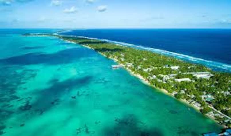 किरिबाती: मध्य प्रशांत महासागर में स्थित किरिबाती 33 छोटे एटोल (Atolls) और द्वीपों से बना एक विशाल द्वीपीय स्वर्ग है. हालांकि, किरिबाती के दूर-दराज के अधिकांश द्वीपसमूह तक पहुंचना अभी भी एक बड़ी चुनौती है. इन बिखरे हुए द्वीपों के बीच यात्रा करने के लिए मुख्य रूप से केवल नावों पर ही निर्भर रहना पड़ता है. किरिबाती दुनिया का एकमात्र ऐसा देश है जो चारों गोलार्द्धों (उत्तरी, दक्षिणी, पूर्वी और पश्चिमी) में फैला हुआ है. यदि आप किरिबाती की यात्रा करने का सपना देख रहे हैं, तो तैयार रहिए क्योंकि आपको एक खूबसूरत अंतर-द्वीपीय समुद्री सफर का अनुभव मिलेगा जो इसकी प्राकृतिक सुंदरता को और बढ़ा देगा. किरिबाती: मध्य प्रशांत महासागर में स्थित किरिबाती 33 छोटे एटोल (Atolls) और द्वीपों से बना एक विशाल द्वीपीय स्वर्ग है. हालांकि, किरिबाती के दूर-दराज के अधिकांश द्वीपसमूह तक पहुंचना अभी भी एक बड़ी चुनौती है. इन बिखरे हुए द्वीपों के बीच यात्रा करने के लिए मुख्य रूप से केवल नावों पर ही निर्भर रहना पड़ता है. किरिबाती दुनिया का एकमात्र ऐसा देश है जो चारों गोलार्द्धों (उत्तरी, दक्षिणी, पूर्वी और पश्चिमी) में फैला हुआ है. यदि आप किरिबाती की यात्रा करने का सपना देख रहे हैं, तो तैयार रहिए क्योंकि आपको एक खूबसूरत अंतर-द्वीपीय समुद्री सफर का अनुभव मिलेगा जो इसकी प्राकृतिक सुंदरता को और बढ़ा देगा.