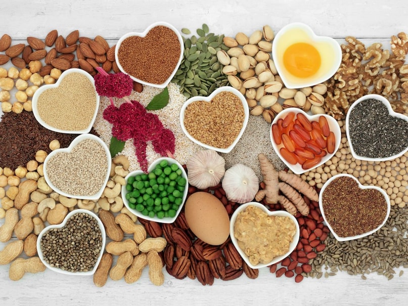 ड्राई फ्रूट्स: यदि आप यूरिक एसिड की बीमारी का सामना कर रहे हैं तो कुछ ड्राई फ्रूट्स को भी खाने से बचना चाहिए. हालांकि, सभी ड्राई फ्रूट्स यूरिक एसिड का स्तर नहीं बढ़ाते हैं. यूरिक एसिड बढ़ाने में किशमिश जैसे कुछ ड्राइ फ्रूट्स को खाने से बचना चाहिए.  (Image- AI)