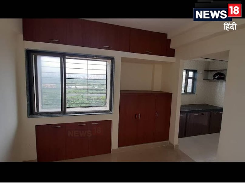 इन फ्लैटों को खरीदने के लिए सालाना आमदनी का प्रमाणपत्र लगाना पड़ता है. ये सिर्फ एक ही वर्ग के लिए होते हैं. इसमें एक छोटा परिवार आराम से रह सकता है. ये सामान्य रूप से बने होते हैं और इनमें जो भी रहता है वह अपना जो भी सामान चाहे रख सकता है. इन फ्लैटों को खरीदने के लिए सालाना आमदनी का प्रमाणपत्र लगाना पड़ता है. ये सिर्फ एक ही वर्ग के लिए होते हैं. इसमें एक छोटा परिवार आराम से रह सकता है. ये सामान्य रूप से बने होते हैं और इनमें जो भी रहता है वह अपना जो भी सामान चाहे रख सकता है.