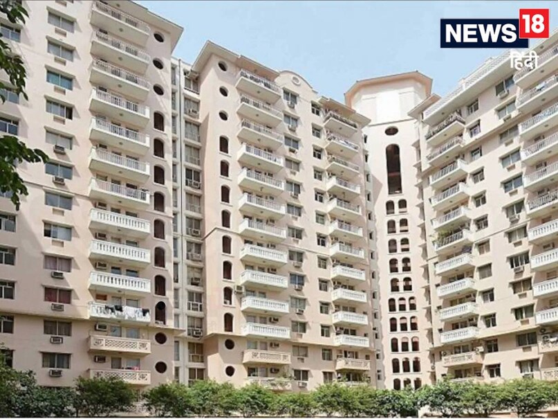 ईडब्ल्यूएस फ्लैटों का साइज भी 250 वर्ग फीट से 400 वर्ग फीट या 30 मीटर तक होता है. इसमें एक कमरा, रसोई और लेट्रिन बाथरूम होते हैं. कुछ जगहों पर उसी कमरे में खुली किचन होती है, जबकि कहीं, कहीं बहुत छोटा ड्राइंग रूम और एक बेडरूप, किचन, लेट्रिन बाथरूम होते हैं. इनमें भी बालकॉनी होती है और एक ईडब्ल्यूएस सोसायटी के रूप में एक जगह पर बनते हैं. ईडब्ल्यूएस फ्लैटों का साइज भी 250 वर्ग फीट से 400 वर्ग फीट या 30 मीटर तक होता है. इसमें एक कमरा, रसोई और लेट्रिन बाथरूम होते हैं. कुछ जगहों पर उसी कमरे में खुली किचन होती है, जबकि कहीं, कहीं बहुत छोटा ड्राइंग रूम और एक बेडरूप, किचन, लेट्रिन बाथरूम होते हैं. इनमें भी बालकॉनी होती है और एक ईडब्ल्यूएस सोसायटी के रूप में एक जगह पर बनते हैं.