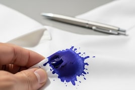 कैसे हटाएं कपड़े से स्याही से निशान, ये सॉल्यूशन से हट जाएगा पूरा दाग, जानें