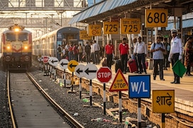 ट्रेन में सफर करते टाइम जम जाएगी धाक! जान लीजिए इन साइनेज का मतलब