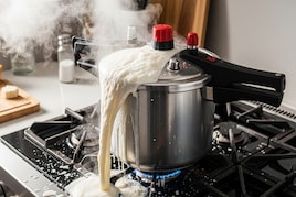 कुकर ओवरफ्लो की चिंता छोड़ें, स्टील कटोरी ट्रिक से गैस और काउंटर रहें साफ