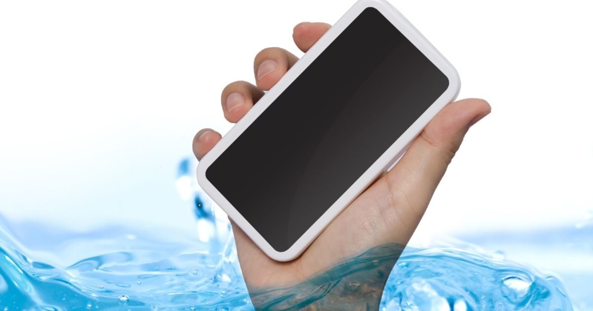 कीचड़ में 3 दिन पड़ा रहा यह फोन, फिर भी खराब हुआ न स्विच ऑफ