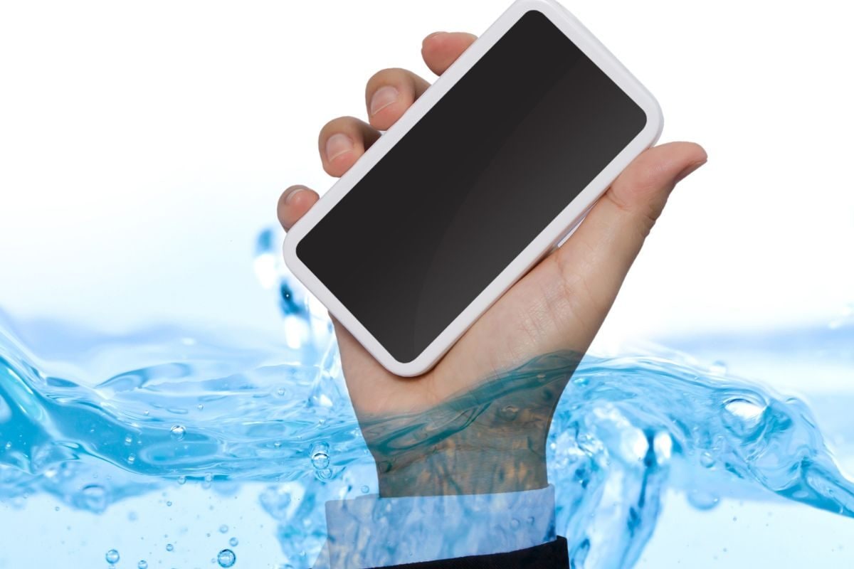 कीचड़ में 3 दिन पड़ा रहा यह फोन फिर भी खराब हुआ न स्विच ऑफ