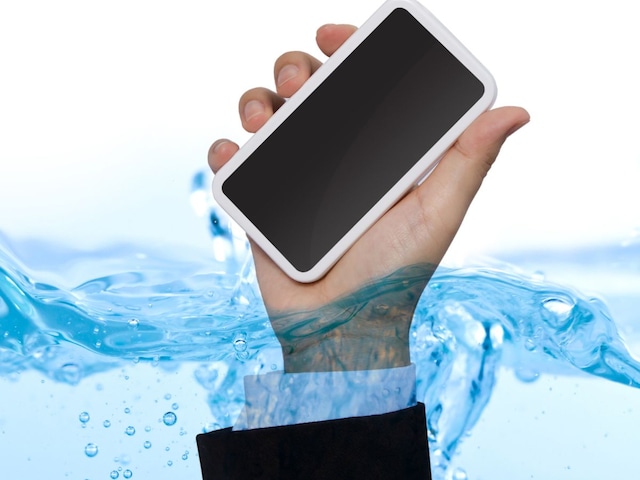 कीचड़ में 3 दिन पड़ा रहा यह फोन, फिर भी खराब हुआ न स्विच ऑफ