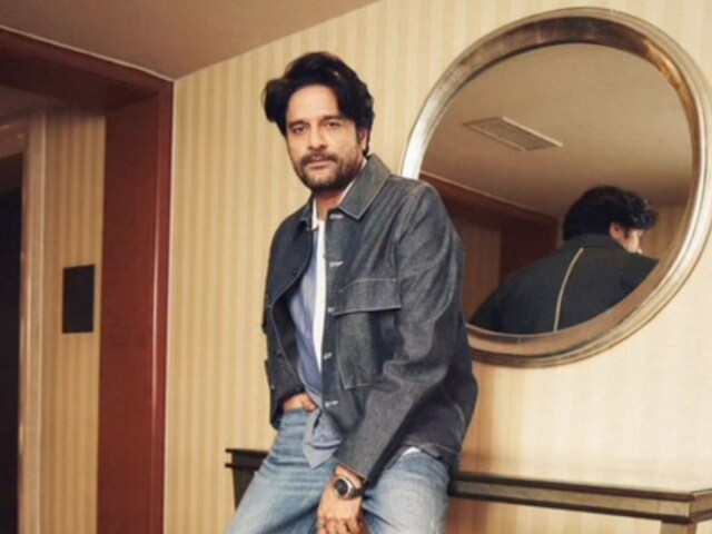 'द फैमिली मैन 3' में रुक्मा बन धमाल मचाएंगे जयदीप अहलावत, 1 कॉल से हुई एंट्री 'द फैमिली मैन 3' में रुक्मा बन धमाल मचाएंगे जयदीप अहलावत, 1 कॉल से हुई एंट्री