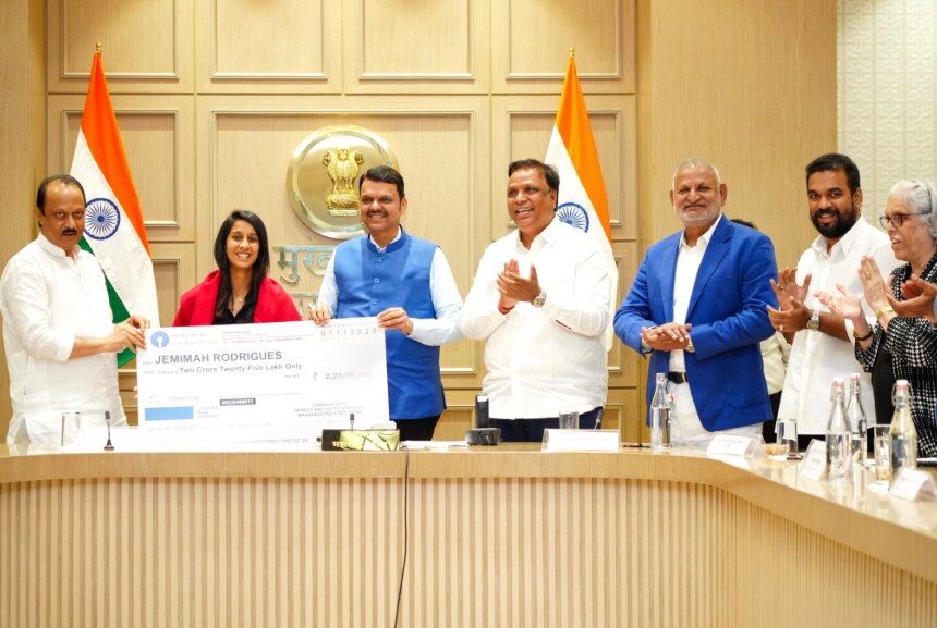 Smriti mandhana, Jemimah Rodrigues, Radha Yadav, Maharashtra government felicitates Smriti mandhana Jemimah Rodrigues Radha Yadav, Maharashtra government reward Smriti mandhana 2.25 crore, women cricket world cup, india world champions women cricket, स्मृति मंधाना, महाराष्ट्र सरकार 