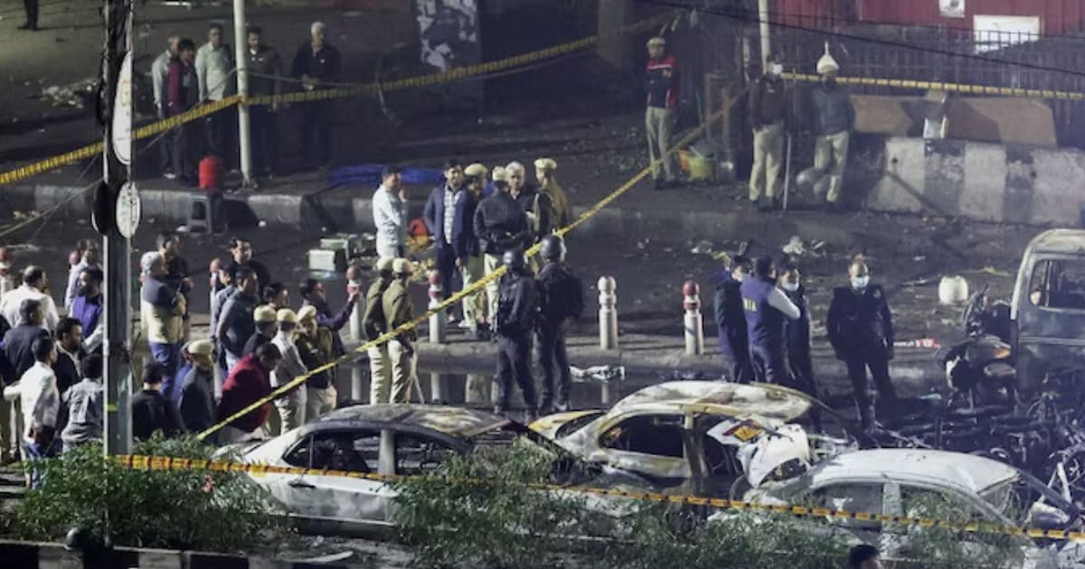 ITO तक सुनाई दी ब्‍लास्‍ट की आवाज, जमीन के नीचे मेट्रो स्‍टेशन के शीशे चटके