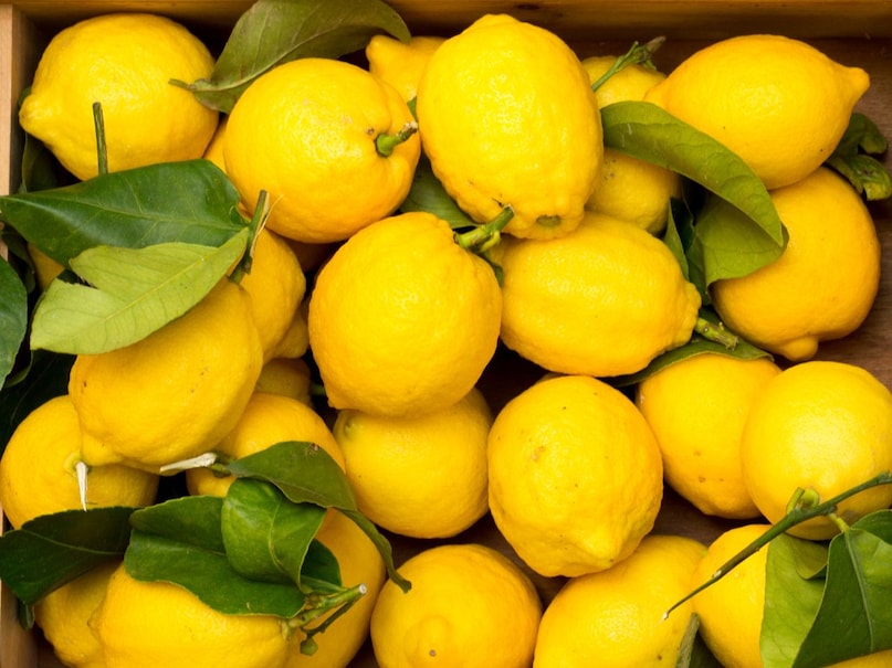 vitamin c rich fruits list, fruits to boost immunity naturally, best summer fruits for immunity, foods high in vitamin c benefits, immunity boosting fruits in summer, healthy fruits for body protection, विटामिन सी से भरपूर फल, इम्यूनिटी बढ़ाने वाले फल, गर्मियों में कौन से फल खाएं, शरीर की रोग प्रतिरोधक क्षमता कैसे बढ़ाएं