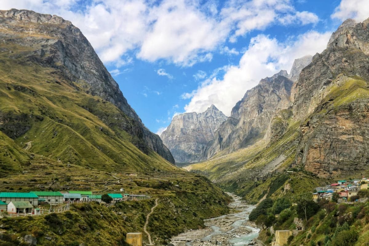 पिथौरागढ़ में पलायन की ऐसी मार...अंतिम संस्कार के लिए भी नहीं मिले लोग