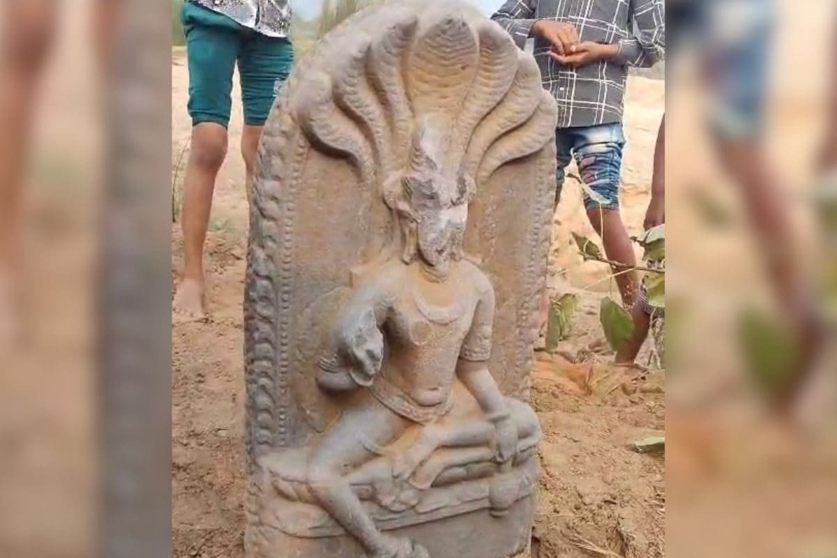 नदी में JCB से हो रही थी खुदाई, अचानक निकल आई भगवान की मूर्ति