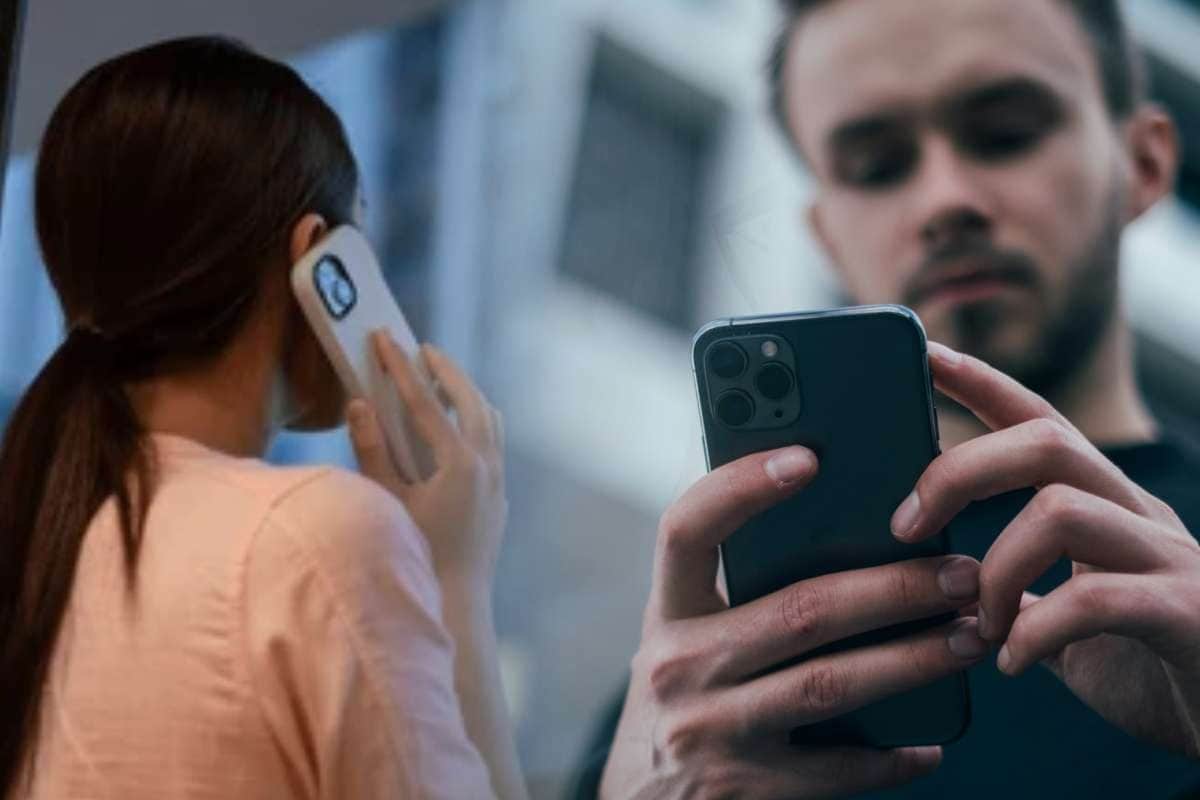 फोन पर आपकी बातचीत दोस्‍त-बॉयफ्रेंड कर ले रिकॉर्ड तो ये अपराध है या नहीं