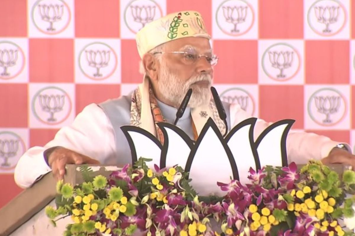 LIVE: लालटेन, पंजा और लाल झंडा वालों के एजेंडे में कभी विकास नहीं थाः PM मोदी