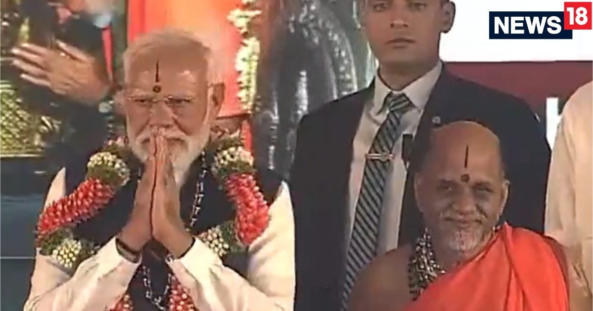 पीएम मोदी पहुंचे कर्नाटक, उडुपी के श्री कृष्‍ण मठ में की पूजा-अर्चना
