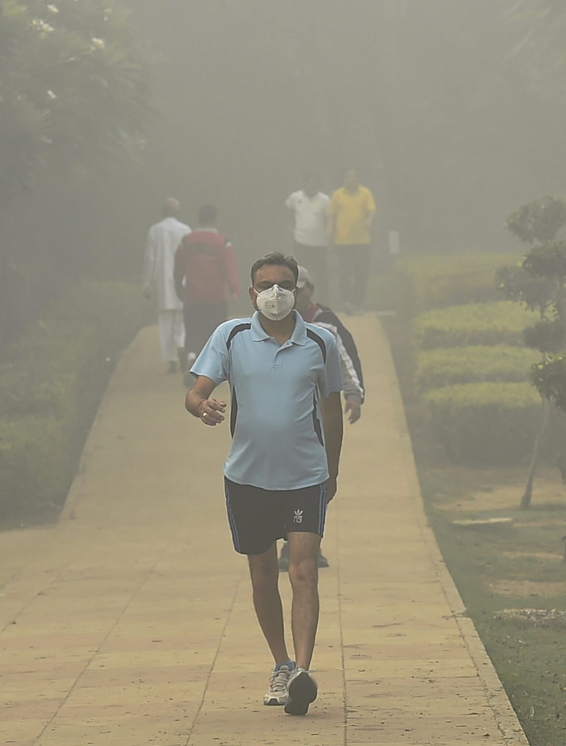 मास्क पहनकर, बाहर जाने से रुककर हम थोड़ी देर के लिए खुद को स्वस्थ रख सकते हैं, लेकिन यह लंबे समय के लिए नहीं है. इसे आपदा से निपटने के लिए सरकारों की तरफ से होने चाहिए. लोगों को बचाव के लिए यह करना है कि सुबह शाम वॉक के लिए न जाएं, धूप निकलने के बाद जाएं.  