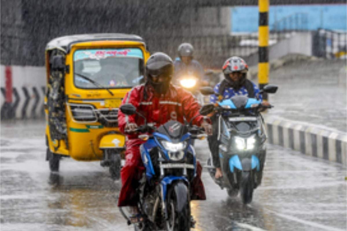 संभल के रहना रे बाबा बंगाल की खाड़ी से भागती हुई आ रही तबाही