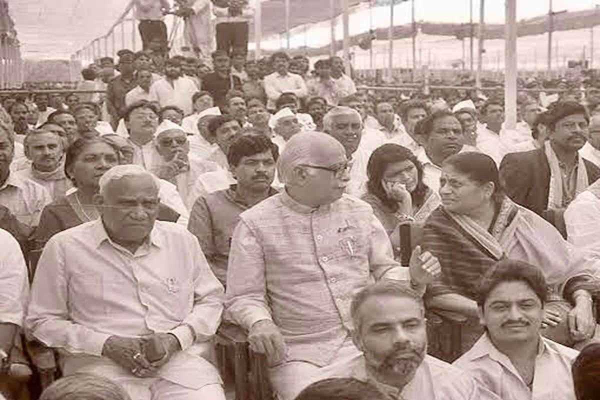 जब आडवाणी के सामने शपथ समारोह में जमीन पर बैठे थे मोदी एक तस्वीर ऐसी भी